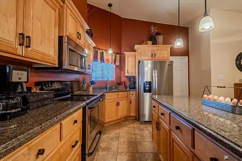 Kitchen - 10222 E 37 Pl, Yuma, AZ 85365 photo 2 of 3
