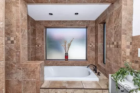 Bath - 2245 E 27 Way, Yuma, AZ 85365 photo 6 of 7