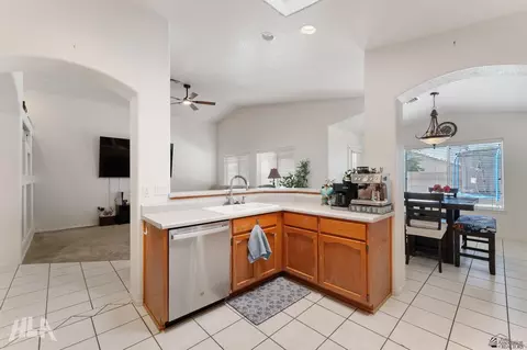 Kitchen - 10616 E 38 Ln, Yuma, AZ 85365 photo 3 of 4