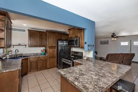 Kitchen - 285 E 26 St, Yuma, AZ 85364 photo 5 of 7