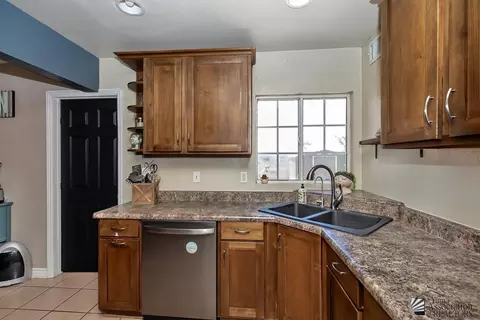 Kitchen - 285 E 26 St, Yuma, AZ 85364 photo 6 of 7