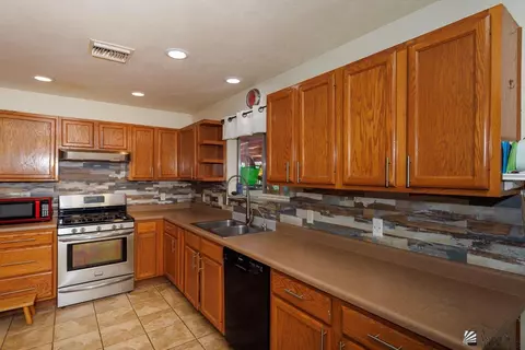 Kitchen - 7631 E 25 Pl, Yuma, AZ 85365 photo 2 of 3
