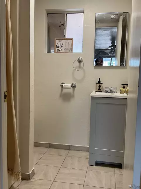 Bath - 1314 E 24 Pl, Yuma, AZ 85365 photo 3 of 3