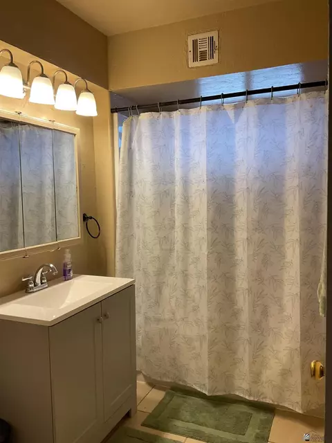 Bath - 1314 E 24 Pl, Yuma, AZ 85365 photo 1 of 3