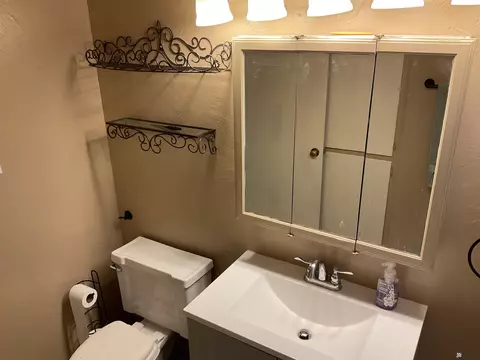 Bath - 1314 E 24 Pl, Yuma, AZ 85365 photo 2 of 3