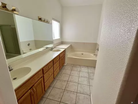 Bath - 13411 E 37 Pl, Yuma, AZ 85367 photo 1 of 2