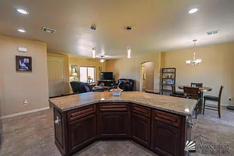 Kitchen - 10200 E 39 St, Yuma, AZ 85367 photo 3 of 4