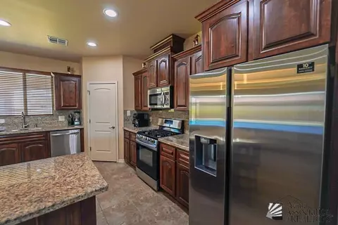 Kitchen - 10200 E 39 St, Yuma, AZ 85367 photo 4 of 4