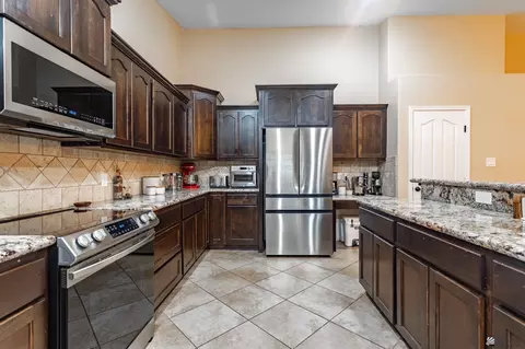 Kitchen - 5952 E 39 Pl, Yuma, AZ 85365 photo 3 of 4