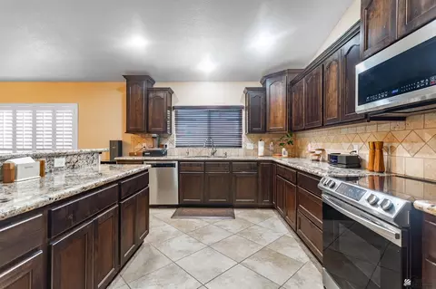 Kitchen - 5952 E 39 Pl, Yuma, AZ 85365 photo 2 of 4