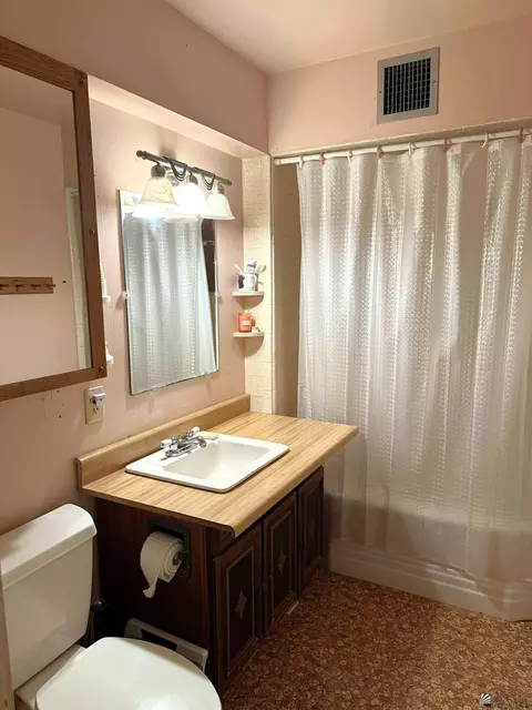 Bath - 1310 E 25 Pl, Yuma, AZ 85365 photo 1 of 1