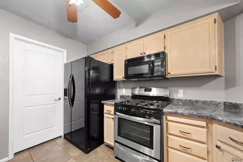 Kitchen - 7186 E 26 St, Yuma, AZ 85365 photo 2 of 2