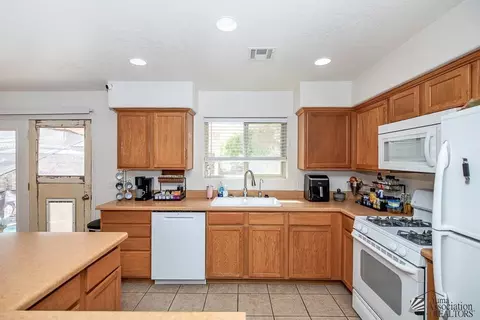 Kitchen - 10181 E 35 Pl, Yuma, AZ 85365 photo 2 of 2