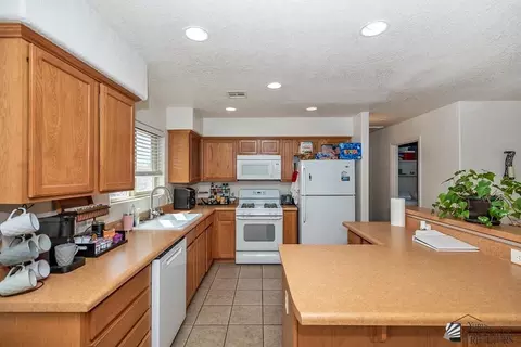 Kitchen - 10181 E 35 Pl, Yuma, AZ 85365 photo 1 of 2