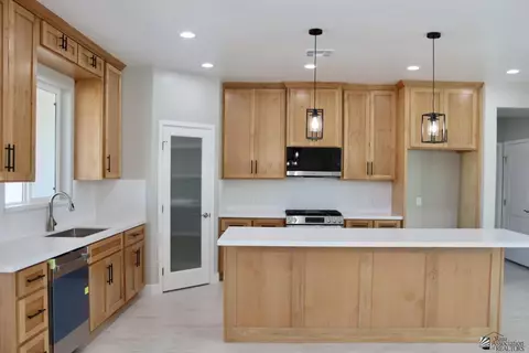 Kitchen - 10240 E 39 Way, Yuma, AZ 85365 photo 5 of 6