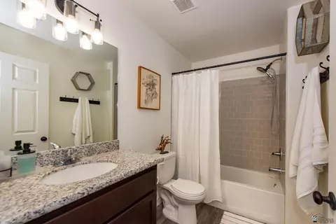 Bath - 7404 E 36 Pl, Yuma, AZ 85365 photo 2 of 2
