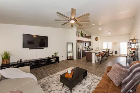 Living - 7404 E 36 Pl, Yuma, AZ 85365 photo 2 of 3
