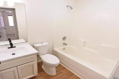 Bath - 10413 E 38 Pl, Yuma, AZ 85365 photo 3 of 3