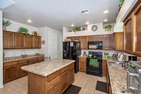 Kitchen - 14675 E 49 St, Yuma, AZ 85367 photo 2 of 4