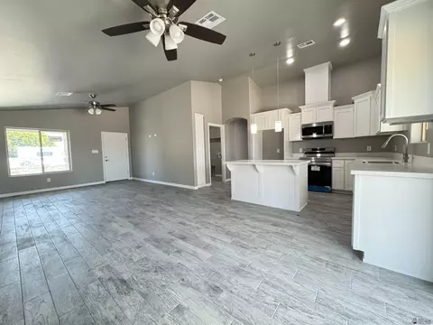 Living - 10726 E 46 Ln, Yuma, AZ 85367 photo 1 of 2