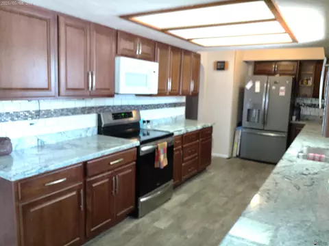 Kitchen - 13371 E 36 Pl, Yuma, AZ 85367 photo 3 of 6