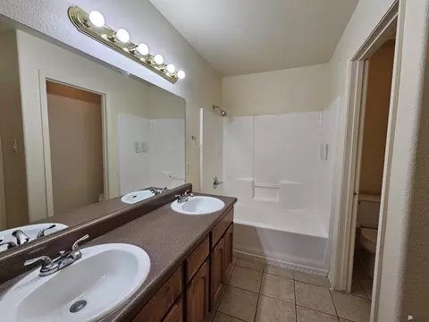 Bath - 10202 E 37 Pl, Yuma, AZ 85365 photo 2 of 2