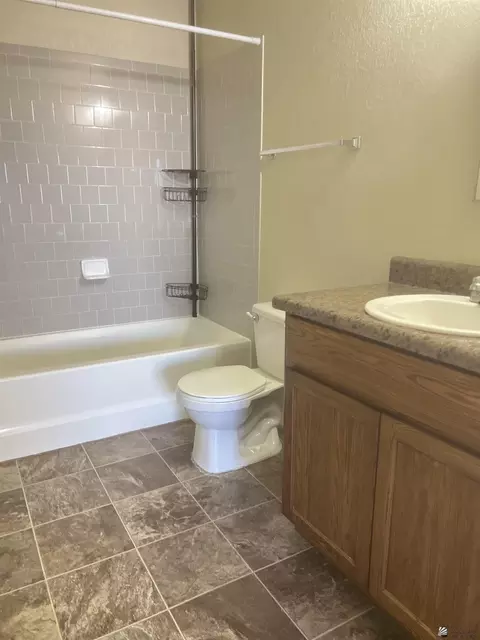 Bath - 9224 E 30 Pl, Yuma, AZ 85365 photo 1 of 2