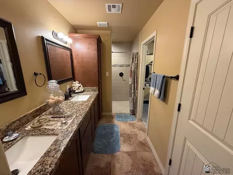 Bath - 12635 E 48 Dr, Yuma, AZ 85367 photo 1 of 2