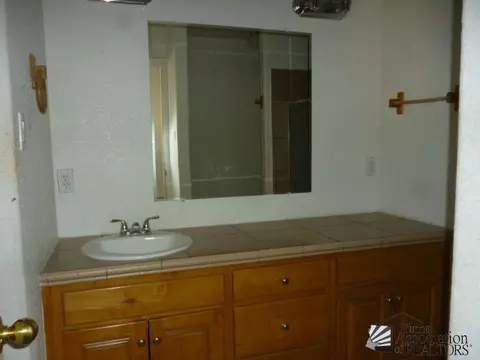 Bath - 10310 E 37 Pl, Yuma, AZ 85365 photo 2 of 2
