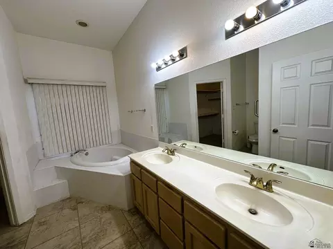 Bath - 10617 E 37 St, Yuma, AZ 85365 photo 2 of 4