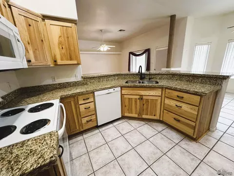 Kitchen - 10617 E 37 St, Yuma, AZ 85365 photo 4 of 6