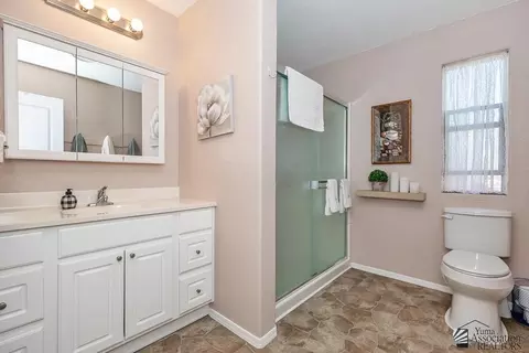 Bath - 12667 E 47 Dr, Yuma, AZ 85367 photo 1 of 2
