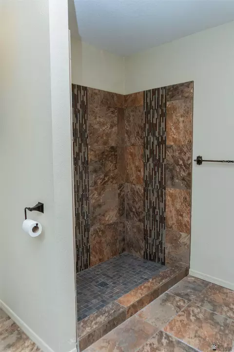 Bath - 563 E 25 St, Yuma, AZ 85365 photo 5 of 6