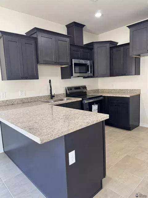 Kitchen - 10660 E 45 Ln, Yuma, AZ 85367 photo 3 of 4
