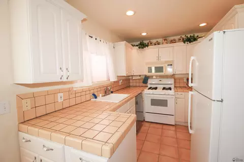 Kitchen - 13671 E 53 Dr, Yuma, AZ 85367 photo 2 of 4
