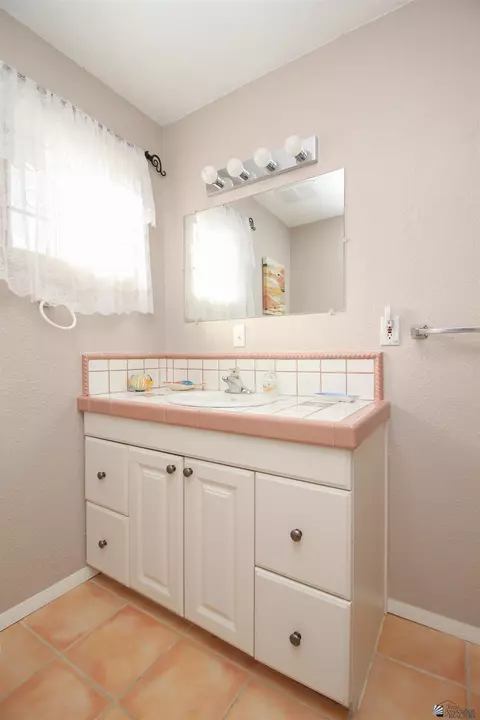 Bath - 13671 E 53 Dr, Yuma, AZ 85367 photo 2 of 4