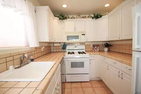 Kitchen - 13671 E 53 Dr, Yuma, AZ 85367 photo 4 of 4