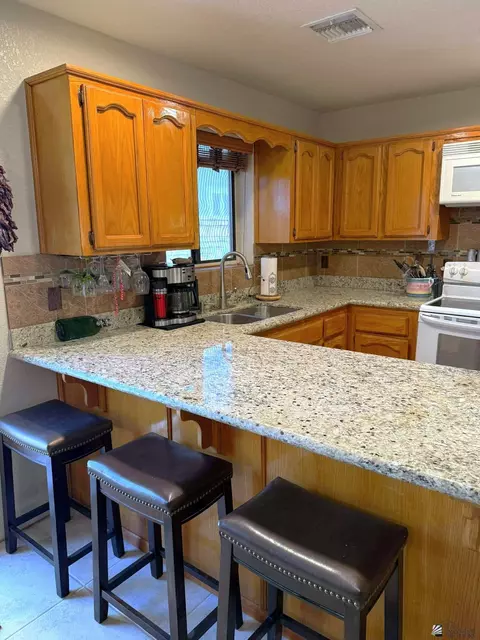 Kitchen - 13854 E 48 Dr, Yuma, AZ 85367 photo 2 of 5