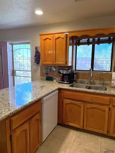 Kitchen - 13854 E 48 Dr, Yuma, AZ 85367 photo 5 of 5