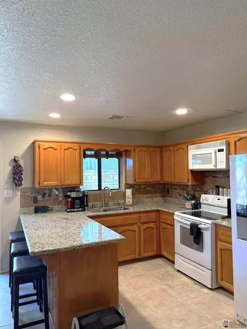 Kitchen - 13854 E 48 Dr, Yuma, AZ 85367 photo 3 of 5
