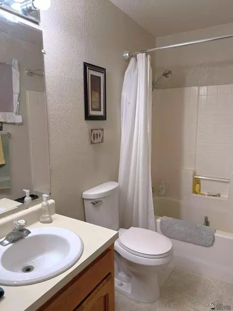 Bath - 13854 E 48 Dr, Yuma, AZ 85367 photo 1 of 2