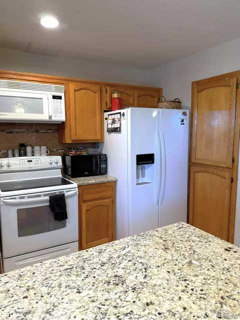 Kitchen - 13854 E 48 Dr, Yuma, AZ 85367 photo 4 of 5