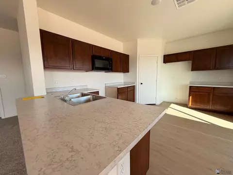 Kitchen - 7129 E 44th Pl, Yuma, AZ 85365 photo 2 of 4
