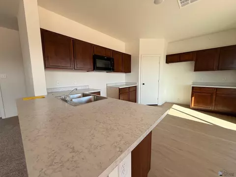 Kitchen - 7129 E 44th Pl, Yuma, AZ 85365 photo 3 of 4