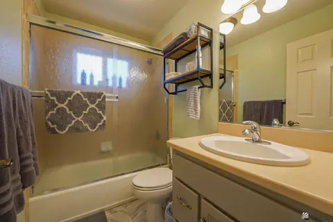 Bath - 13482 E 52 Dr, Yuma, AZ 85367 photo 1 of 2