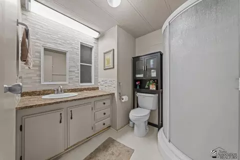 Bath - 13239 E 43 Ln, Yuma, AZ 85367 photo 1 of 2