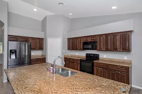 Kitchen - 6257 E 47 St, Yuma, AZ 85365 photo 3 of 4