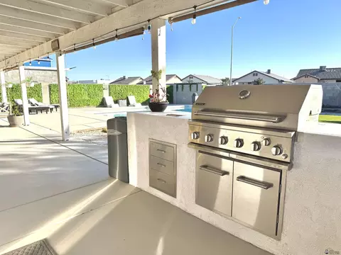 Kitchen - 8689 E 39 Pl, Yuma, AZ 85365 photo 6 of 8