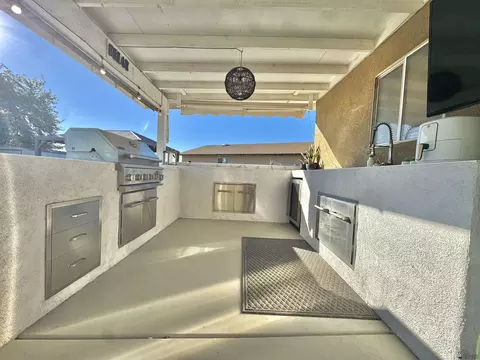 Kitchen - 8689 E 39 Pl, Yuma, AZ 85365 photo 5 of 8