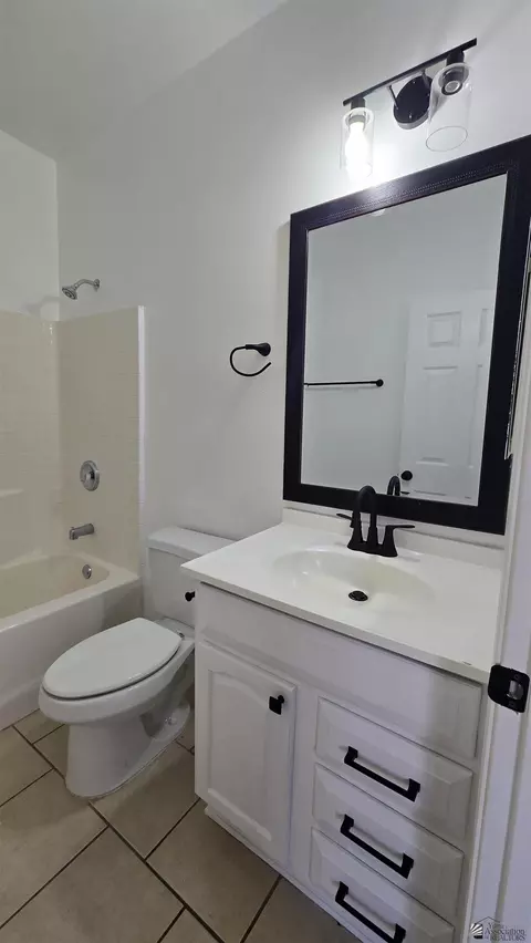 Bath - 10294 S Fall Ave, Yuma, AZ 85365 photo 3 of 4